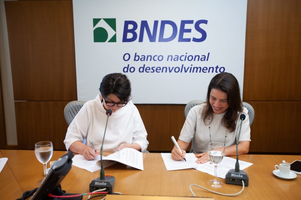 Governo de PE assina contrato com BNDES