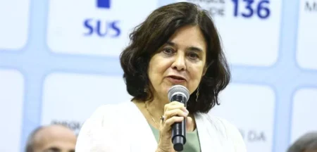 Governo anuncia retomada de educação sexual e prevenção a DSTs Ministra da Saúde
