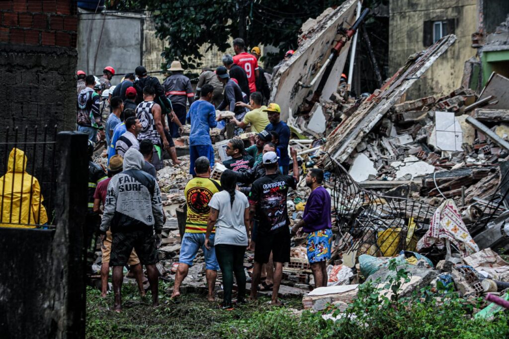 PE: Prédio desaba e deixa pessoas soterradas em Paulista Desabamento de prédio no Janga, em Paulista