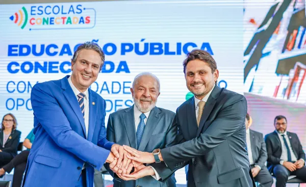 Lula lança Estratégia Nacional de Escolas Conectadas